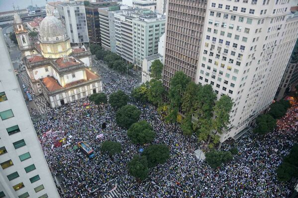 Демонстранты, вышедшие на улицы Рио-де-Жанейро протестуют против политики государства и коррупции и повышения цен на проезд в общественном транспорте.