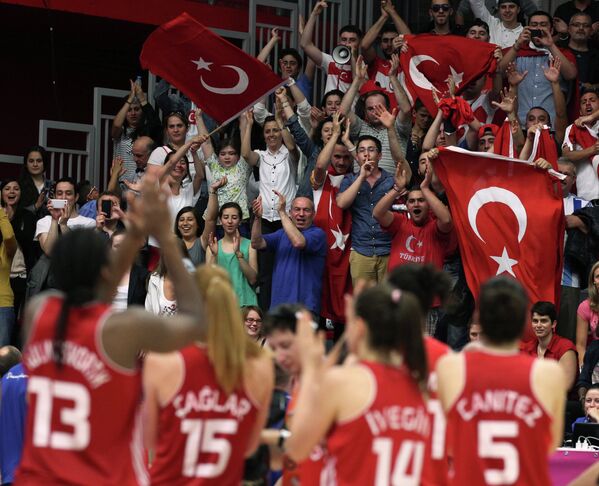 Болельщики сборной Турции на женском чемпионате Европы