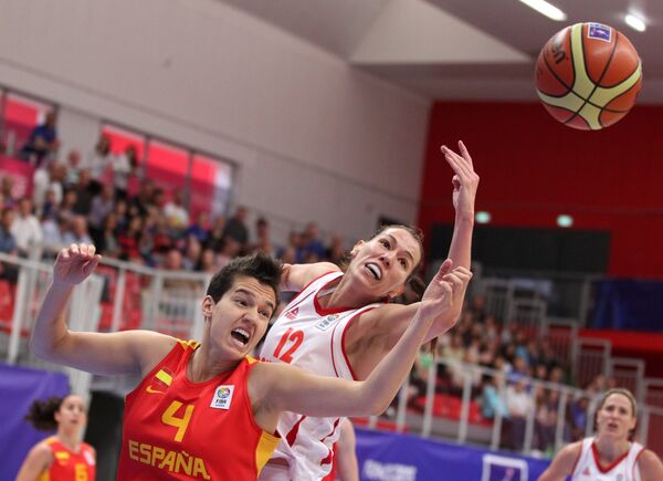Игровой момент баскетбольного матча Черногория - Испания