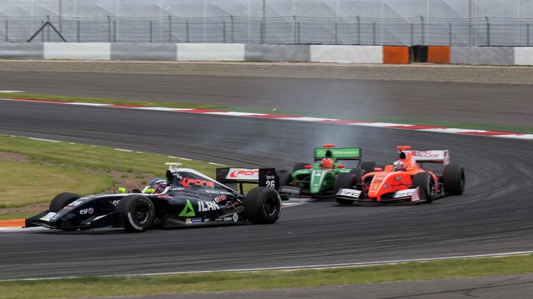 Россиянин Николай Марценко (слева) во время заезда на трассе гонки FORMULA RENAULT 3.5 SERIES