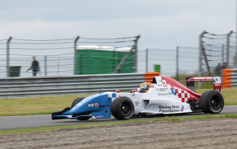 Британец Оливер Роланд во время заезда на трассе гонки FORMULA RENAULT 2.0 SERIES