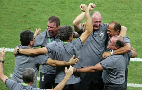 Главный тренер сборной Бразилии Луис Фелипе Сколари празднует со своим штабом победу над сборной Италии на Кубке конфедераций