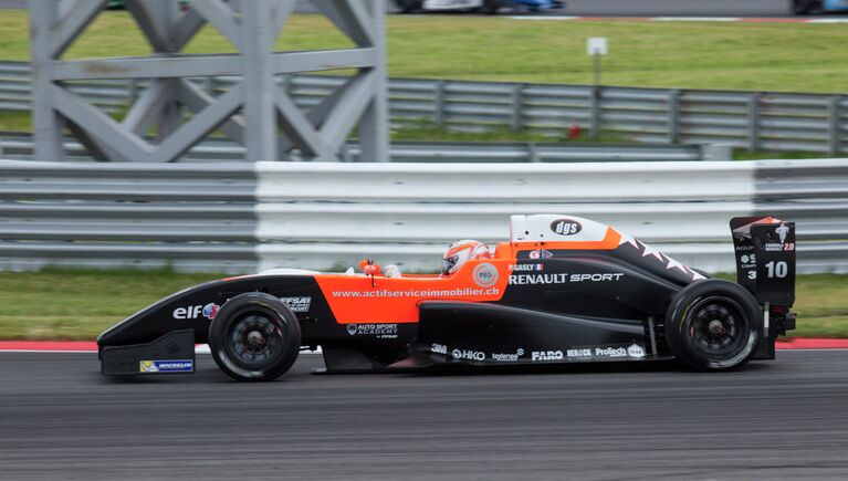 Француз Пьер Гасли во время заезда на трассе гонки FORMULA RENAULT 2.0 SERIES