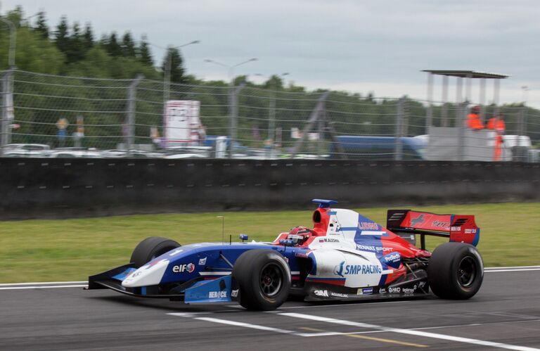 Россиянин Михаил Алешин во время заезда на трассе гонки FORMULA RENAULT 3.5 SERIES