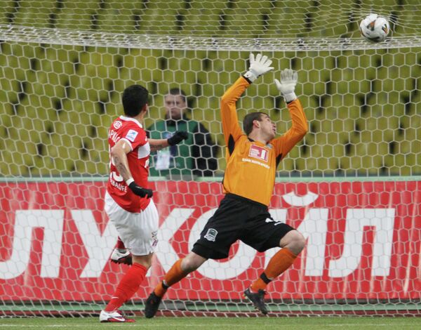 Маркос Рохо ( в красном) забивает гол в ворота Евгения Городова