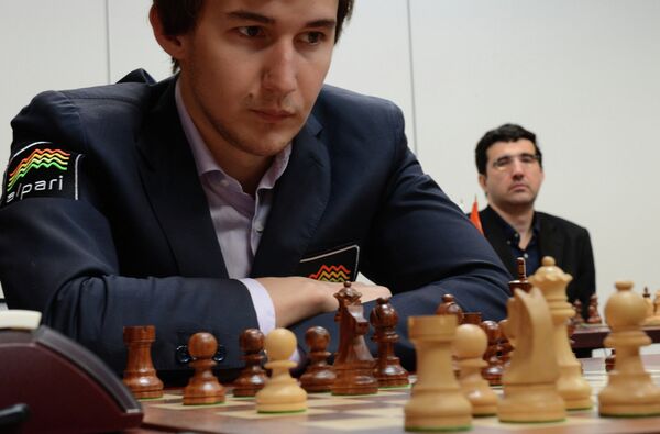 Российские шахматисты Сергей Карякин (слева) и Владимир Крамник