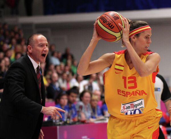 Мартинес волейболистка. Тренер турецкой баскетбольной команды женщина. Тренер баскетбола Турции женщина. Женщина тренер Турция по баскетболу.