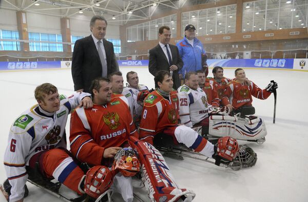 Дмитрий Медведев (в центре на втором плане) и Виталий Мутко