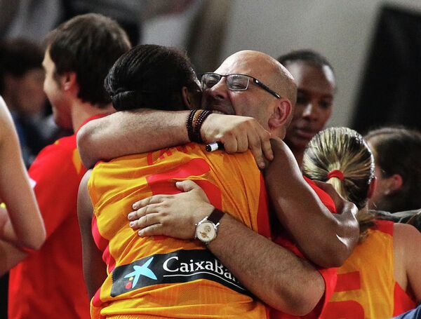 Главный тренер сборной Испании Лукас Мондело радуется победе своей команды