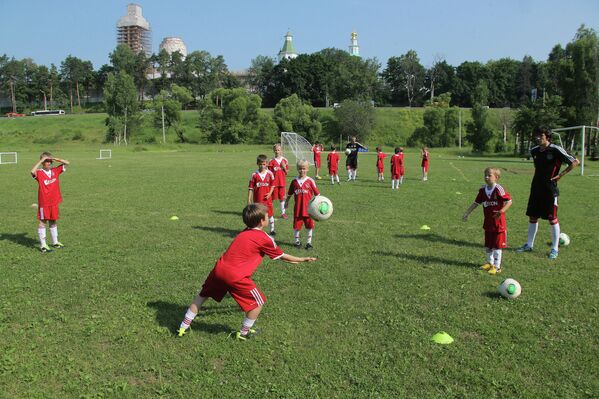 Тренировка на поле футбольного лагеря ФК Аякс