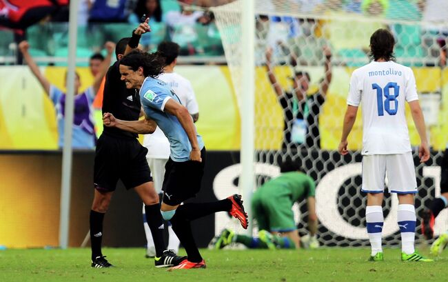 Игровой момент матча Уругвай - Италия