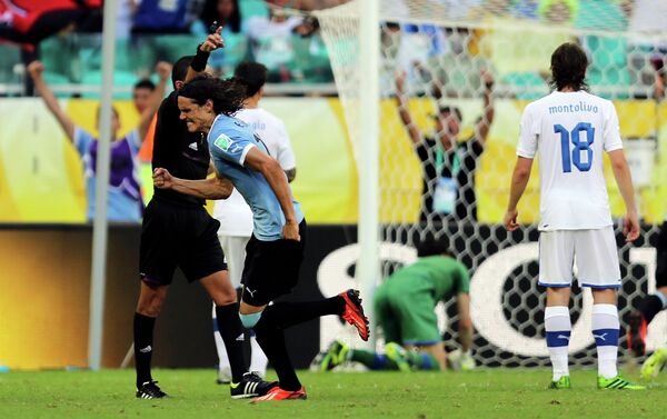 Игровой момент матча Уругвай - Италия