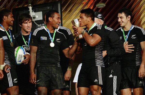 Игроки сборной Новой Зеландии радуются победе в финальном матче Кубка мира по регби-7