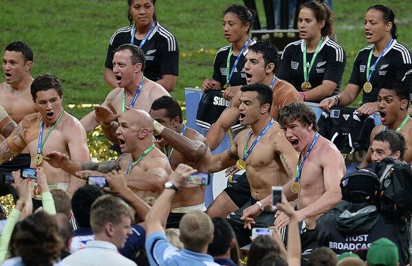 Игроки сборной Новой Зеландии радуются победе в финальном матче Кубка мира по регби-7