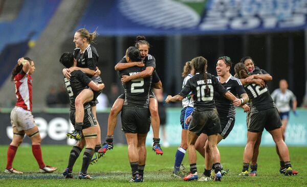 Игроки женской сборной Новой Зеландии радуются победе в финальном матче Кубка мира по регби-7