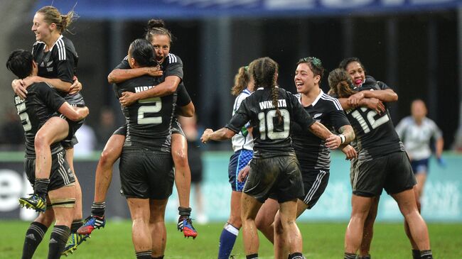 Игроки женской сборной Новой Зеландии радуются победе в финальном матче Кубка мира по регби-7