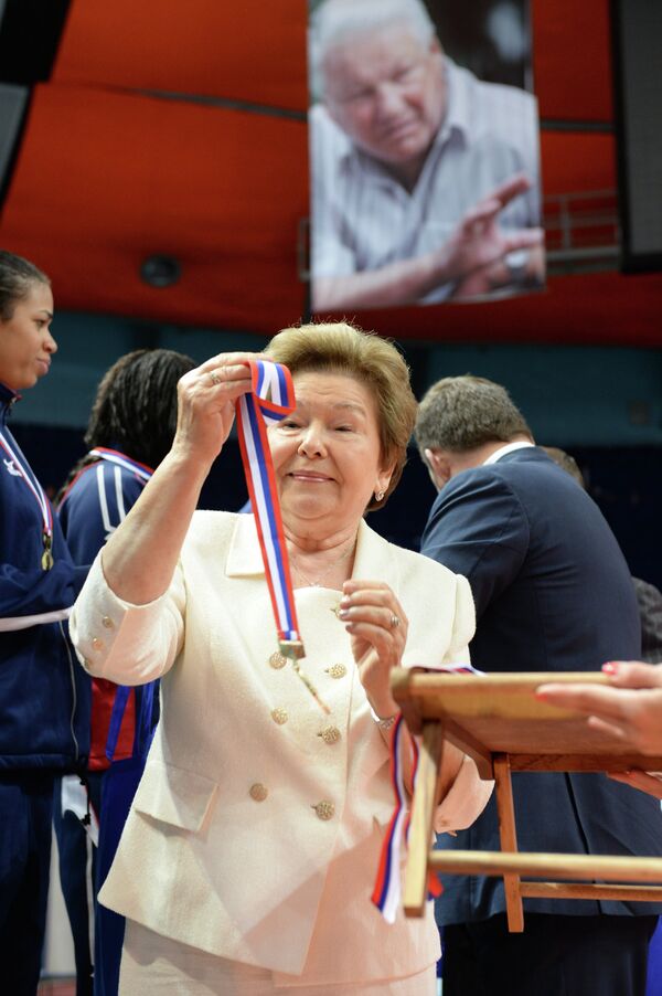 Супруга первого президента России Наина Ельцина награждает победителей матча