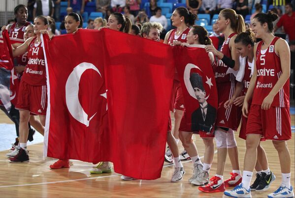 Игроки сборной Турции радуются победе в матче за третье место Чемпионата Европы по баскетболу
