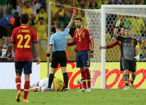 Игровой момент матча Бразилия - Испания