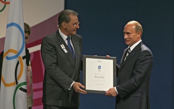 Владимир Путин (справа) и президент МОК Жак Рогге