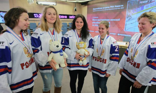 Игроки женской сборной России по хоккею с шайбой