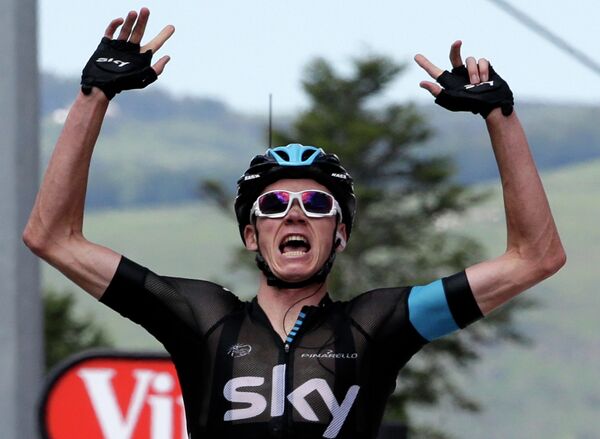 Британский велогонщк Крис Фрум из команды Sky финиширует на восьмом этапе Тур де Франс