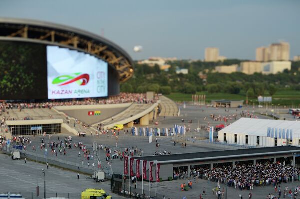 Зрители у входа на стадион Казань Арена перед началом церемонии открытия XXVII Всемирной летней Универсиады 2013 в Казани.