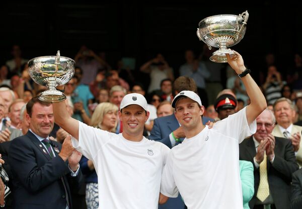 Американские теннисисты Боб и Майк Брайаны - победители Уимблдонского теннисного турнира 2013 года
