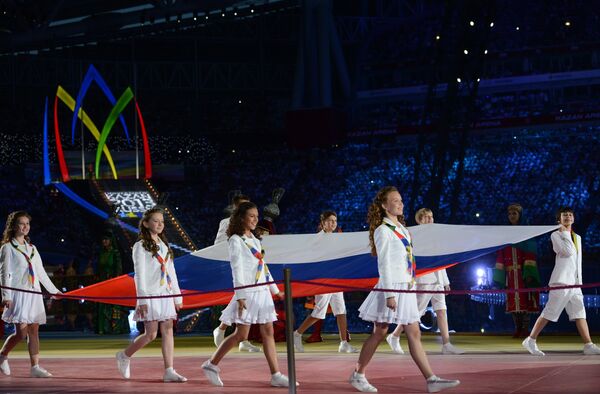 Вынос российского флага на церемонии открытия XXVII Всемирной летней Универсиады 2013 на стадионе Казань Арена в Казани