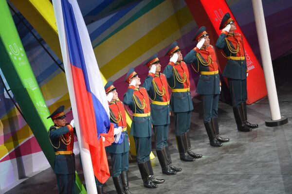 Подъем российского флага на церемонии открытия XXVII Всемирной летней Универсиады 2013 на стадионе Казань Арена в Казани.