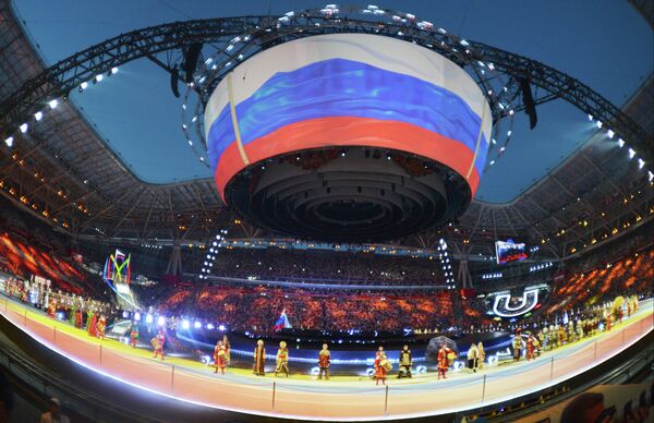 Подъем российского флага на церемонии открытия XXVII Всемирной летней Универсиады 2013 на стадионе Казань Арена в Казани