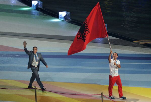 Делегация сборной Албании во время парада спортсменов на церемонии открытия XXVII Всемирной летней Универсиады 2013 на стадионе Казань Арена в Казани