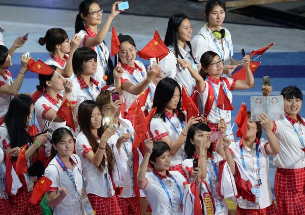 Делегация сборной Китая во время парада спортсменов на церемонии открытия XXVII Всемирной летней Универсиады 2013 на стадионе Казань Арена в Казани.