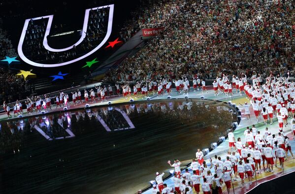 Делегация сборной России во время парада спортсменов на церемонии открытия XXVII Всемирной летней Универсиады 2013 на стадионе Казань Арена в Казани.
