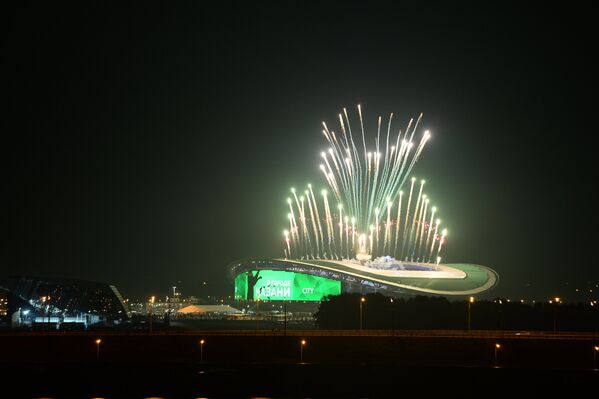 Фейерверк над стадионом Казань Арена во время церемонии открытия XXVII Всемирной летней Универсиады 2013 в Казани.