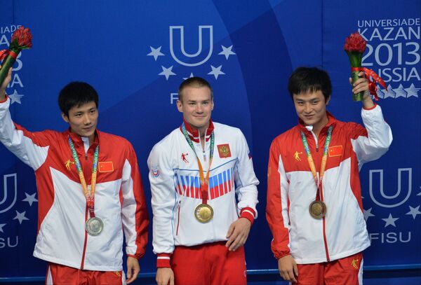 Слева направо: Линь Цзинь (Китай), завоевавший серебряную медаль, Евгений Кузнецов (Россия), завоевавший золотую медаль, и Тянь Цинь (Китай), завоевавший бронзовую медаль.