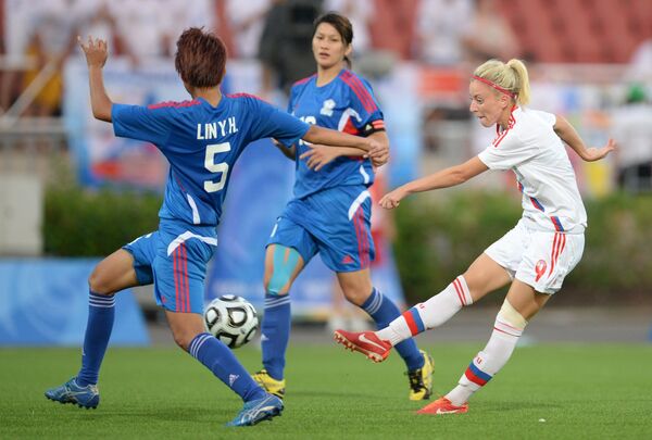 Игровой момент матча между женскими студенческими командами России и Тайваня