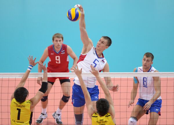 Игровой момент матча студенческих команд России и Гонконга по волейболу