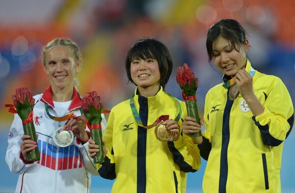 Алина Прокопьева (Россия) - серебряная медаль, Аюко Сузуки (Япония) - золотая медаль, Маи Цуда (Япония) - бронзовая медаль (слева направо)