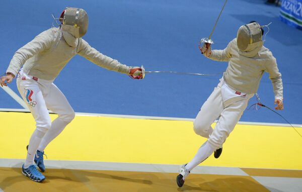 Российский спортсмен Камиль Ибрагимов (слева) и корейский спортсмен Кан Мин Кью