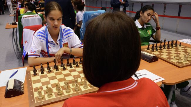 Российская спортсменка Алина Кашлинская (слева)