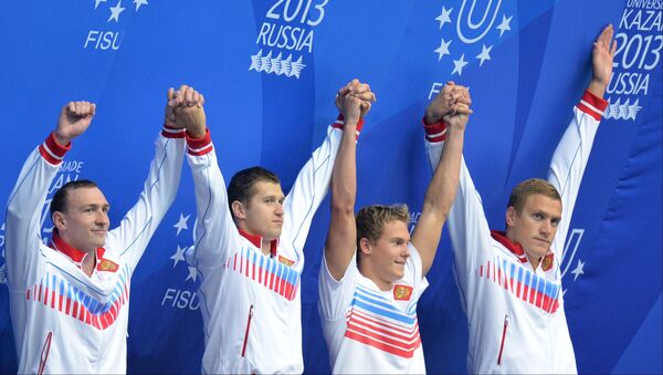 Команда России, завоевавшая золотые медали в финальных соревнованиях по плаванию на дистанции эстафеты 4х100 м комплексом
