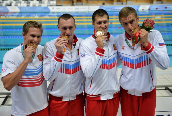 Команда России, завоевавшая золотые медали в финальных соревнованиях по плаванию на дистанции эстафеты 4х100 м комплексом