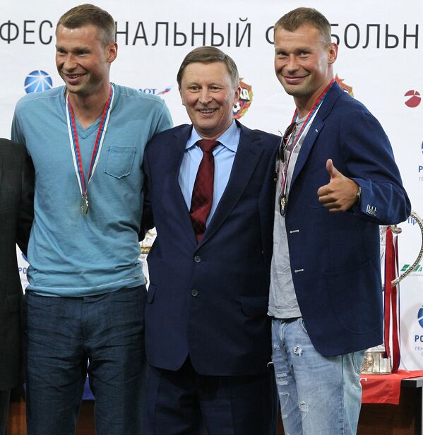 Сергей Иванов (в центре)