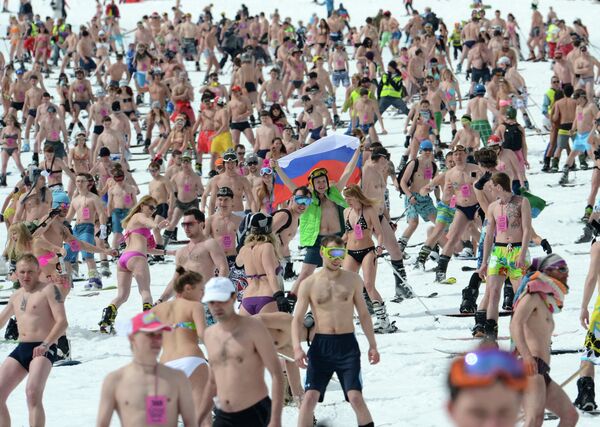 Массовый спуск в купальниках: есть рекорд - 500 человек на трассе! - РИАНовости Спорт, 29.02.2016