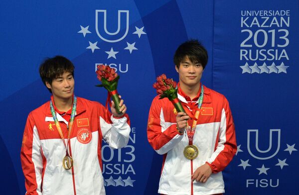 Хо Лянь и Хун Ин (Китай), завоевавшие золотые медали на соревнованиях по синхронным прыжкам в воду