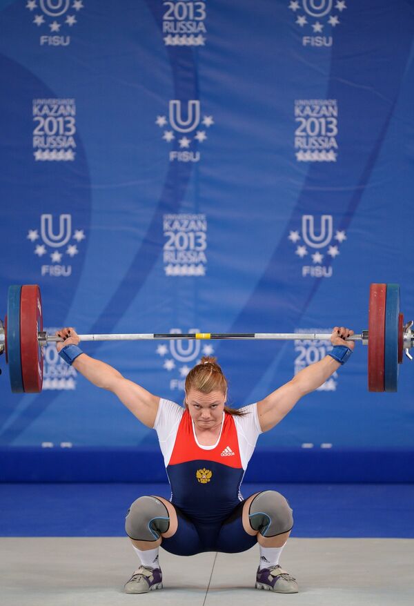 Ольга Зубова (Россия) во время соревнований по тяжелой атлетике среди женщин