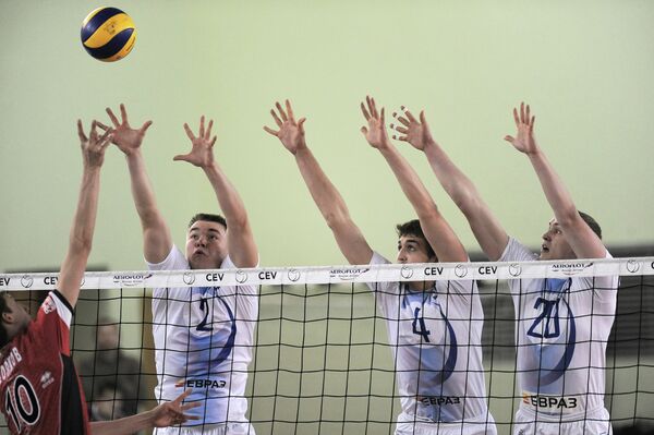 Игровой момент волейбольного матча с участием Павла Панкова (второй слева)