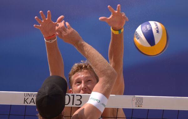 Игровой момент матча сборных России и Германии по пляжному волейболу на Универсиаде