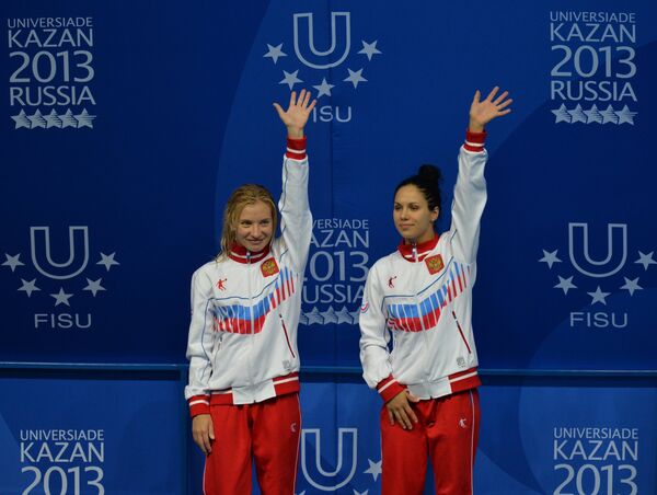Наталья Гончарова и Юлия Колтунова (Россия), завоевавшие серебряные медали в соревнованиях по синхронным прыжкам в воду